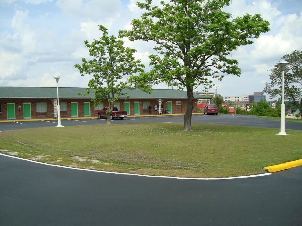 Town House Motel Тупело Экстерьер фото