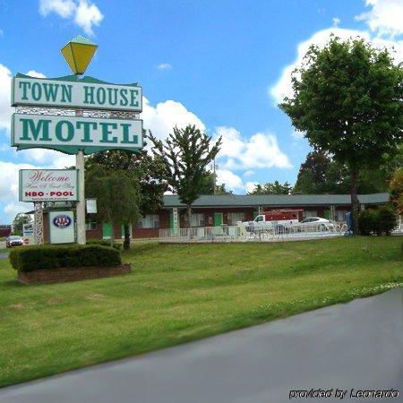 Town House Motel Тупело Экстерьер фото