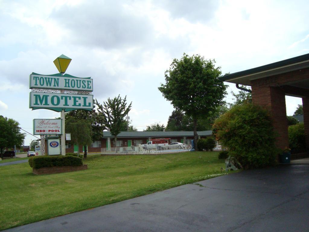 Town House Motel Тупело Экстерьер фото